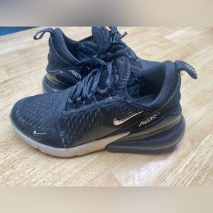 Nike Air Max 270 Size: 5Y (Big boy sizes)